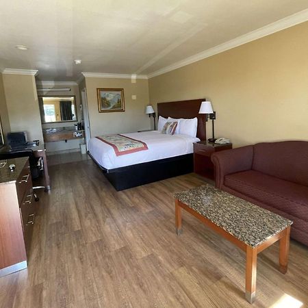 Travelodge By Wyndham Costa Mesa Newport Beach Hacienda Экстерьер фото