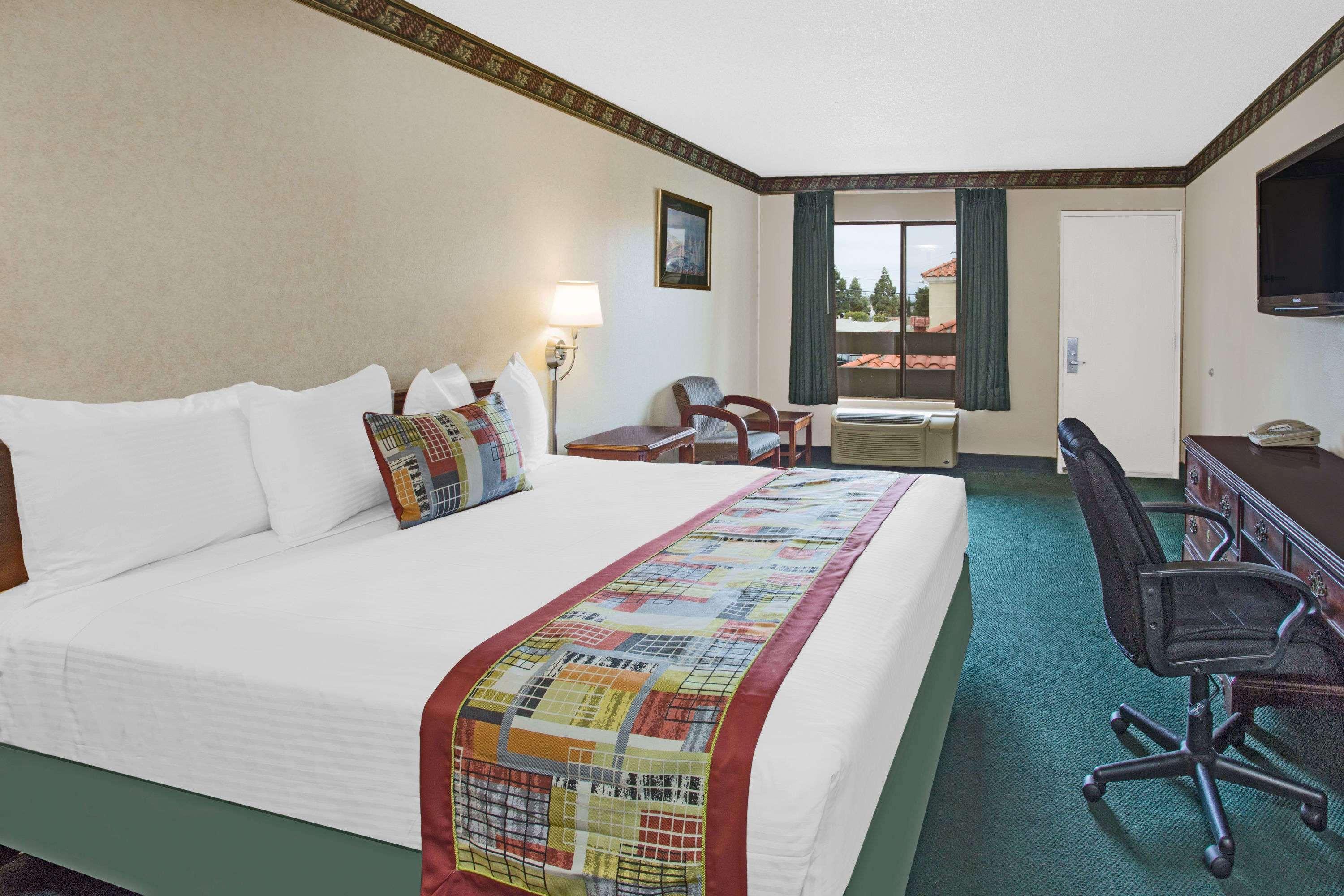 Travelodge By Wyndham Costa Mesa Newport Beach Hacienda Экстерьер фото