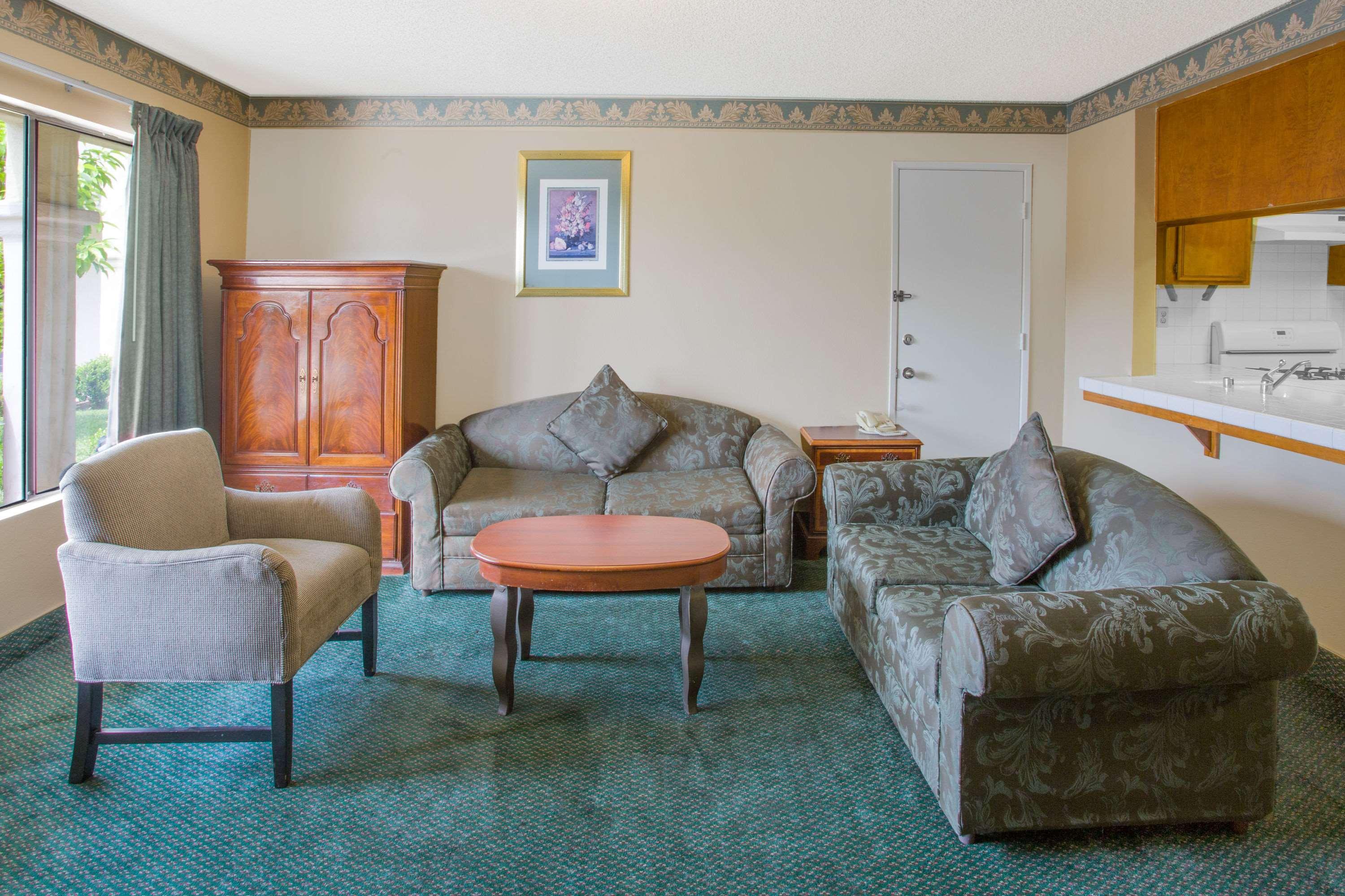 Travelodge By Wyndham Costa Mesa Newport Beach Hacienda Экстерьер фото